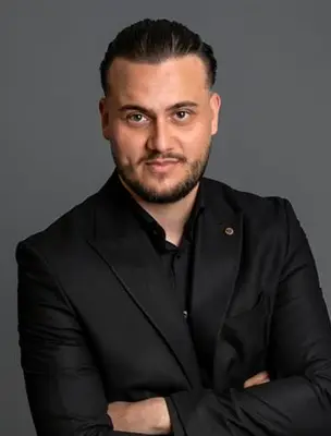 Porträtt av Omid Sader