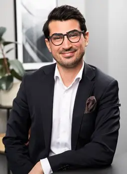 Porträtt av Adam Adra